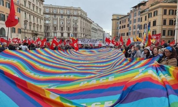 Protesta antibélica y un latido de memoria argentina